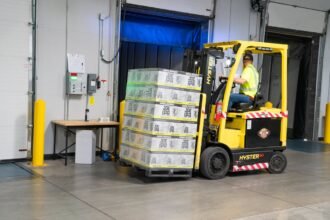 Como organizar estoques com transpaleta eléctrica