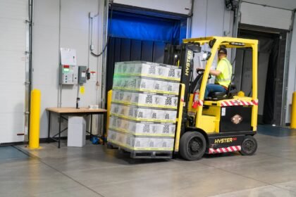 Como organizar estoques com transpaleta eléctrica