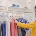 Como escolher blusas femininas versáteis para criar looks elegantes no dia a dia