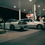 Para economizar combustível na cidade, adote 10 dicas práticas como dirigir suavemente, manter a pressão correta dos pneus, r