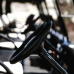 Para entender a diferença entre alinhamento e balanceamento e quando fazer, o alinhamento ajusta os ângulos das rodas para o