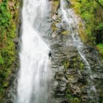 Para encontrar aulas de rapel em cachoeiras de montanha, o ideal é buscar por escolas e agências especializadas em ecoturismo
