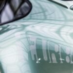 Para iniciar uma coleção de carros clássicos, comece definindo seu nicho e orçamento. Pesquise modelos, verifique a originali