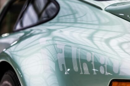 Para iniciar uma coleção de carros clássicos, comece definindo seu nicho e orçamento. Pesquise modelos, verifique a originali