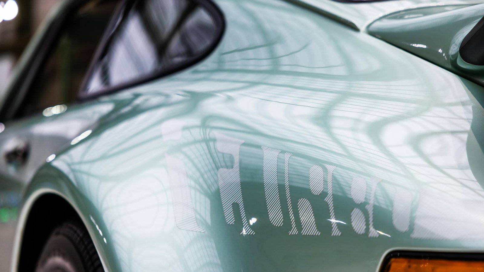 Para iniciar uma coleção de carros clássicos, comece definindo seu nicho e orçamento. Pesquise modelos, verifique a originali