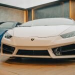 Para *carros de luxo mais vendidos e seus diferenciais*, modelos como Mercedes-Benz Classe S, BMW Série 7, Audi A8, Porsche 9