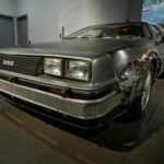 Para carros icônicos do cinema e da TV, destacam-se veículos que transcendem a função de transporte, tornando-se personagens