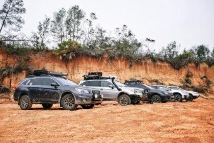 Para ter um carro off-road de verdade, um 4x4 precisa de tração integral robusta, suspensão elevada e resistente, pneus adequ