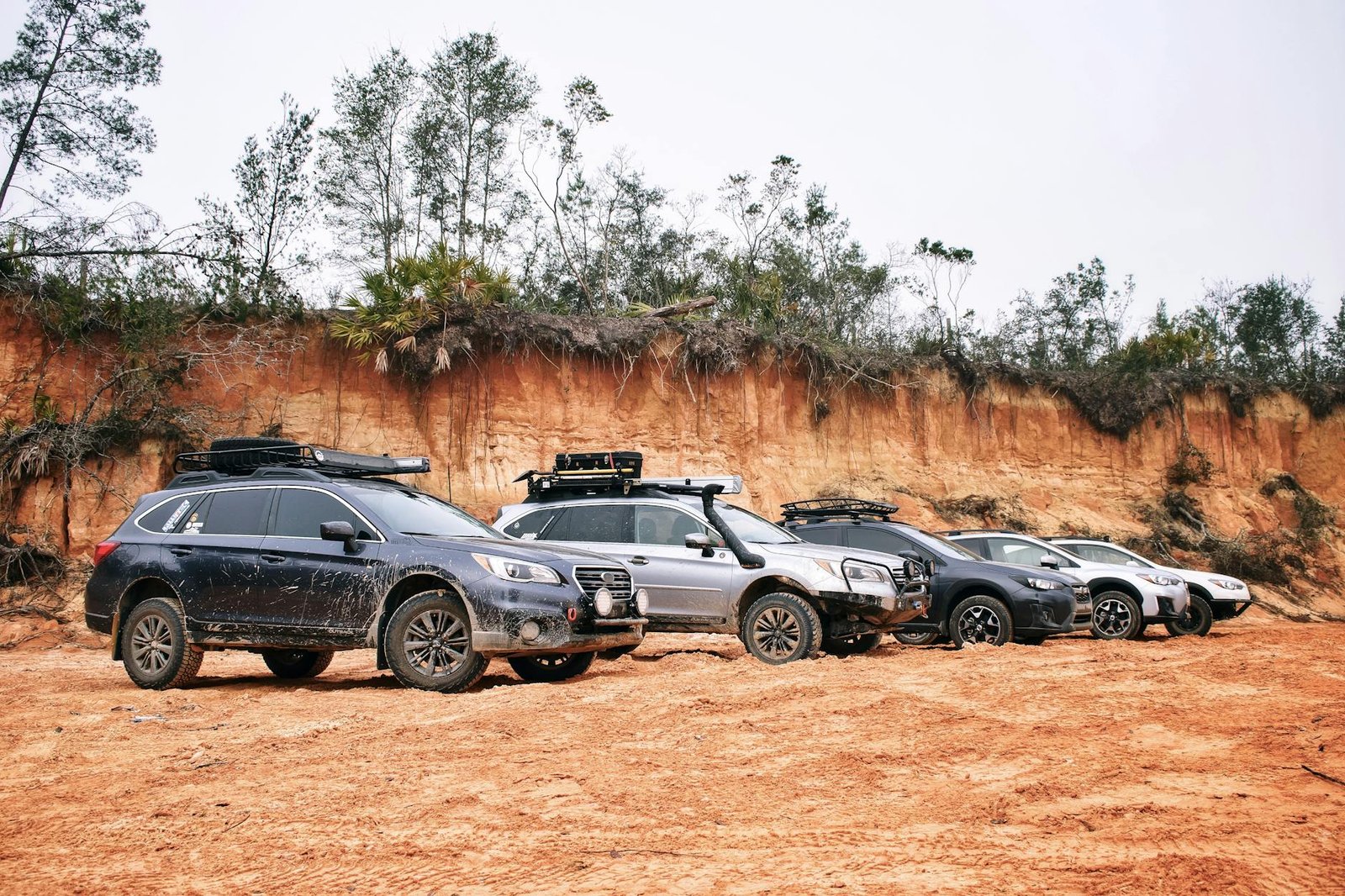 Para ter um carro off-road de verdade, um 4x4 precisa de tração integral robusta, suspensão elevada e resistente, pneus adequ