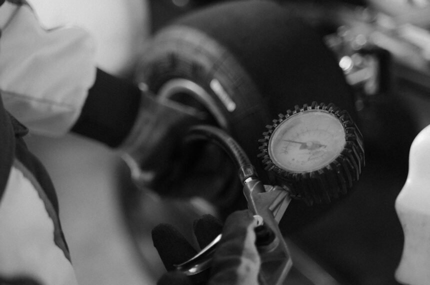 Para entender como a calibragem dos pneus afeta o consumo do veículo, saiba que pneus descalibrados aumentam a área de contat