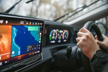 Para Conectividade: a evolução das centrais multimídia e Android Auto/CarPlay, essas tecnologias representam uma transformaçã