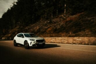 Para Crossover vs. SUV: existe diferença técnica?, sim, existem distinções técnicas importantes. Crossovers são geralmente co