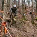 Para garantir a segurança em trilhas de montanha, é fundamental um planejamento rigoroso, que inclui pesquisa da rota e condi