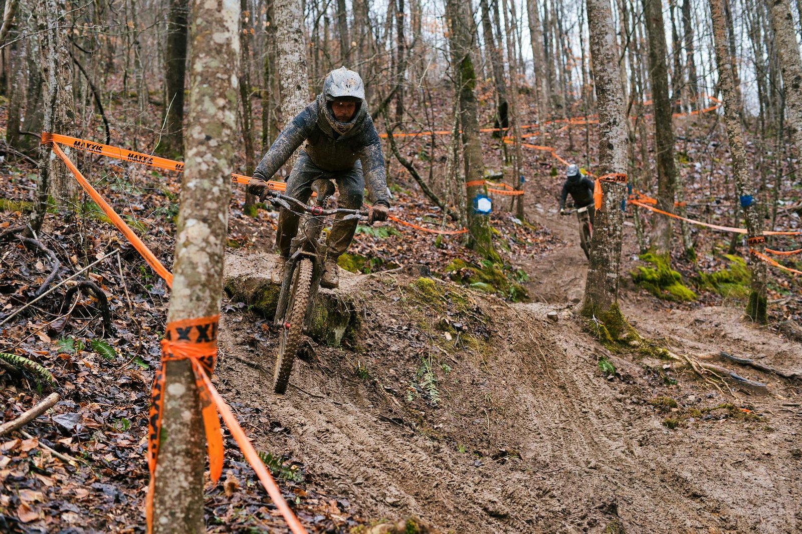 Para garantir a segurança em trilhas de montanha, é fundamental um planejamento rigoroso, que inclui pesquisa da rota e condi