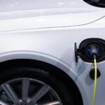Para entender a diferença entre carros híbridos leves, plug-in e elétricos, saiba que os híbridos leves (MHEV) usam um motor
