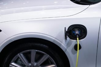 Para entender a diferença entre carros híbridos leves, plug-in e elétricos, saiba que os híbridos leves (MHEV) usam um motor
