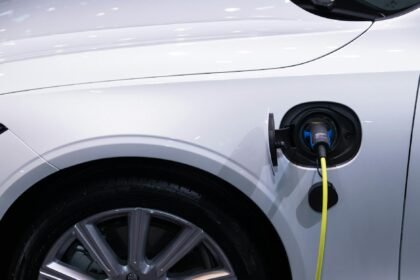 Para entender a diferença entre carros híbridos leves, plug-in e elétricos, saiba que os híbridos leves (MHEV) usam um motor