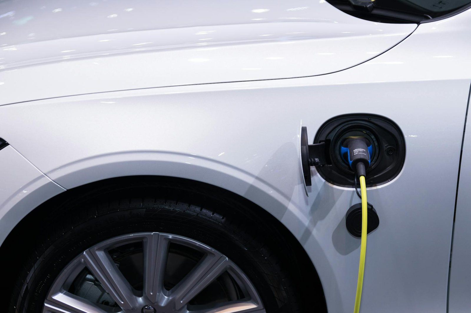 Para entender a diferença entre carros híbridos leves, plug-in e elétricos, saiba que os híbridos leves (MHEV) usam um motor