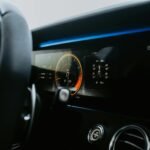 Para Internet das Coisas (IoT) aplicada aos automóveis, trata-se da integração de sensores, software e conectividade em veícu