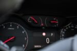Para entender as luzes do painel do seu carro, é crucial conhecer o significado de cada símbolo, que indicam desde alertas de