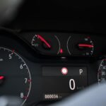 Para entender as luzes do painel do seu carro, é crucial conhecer o significado de cada símbolo, que indicam desde alertas de