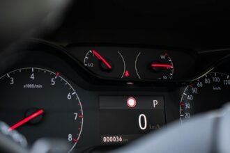 Para entender as luzes do painel do seu carro, é crucial conhecer o significado de cada símbolo, que indicam desde alertas de