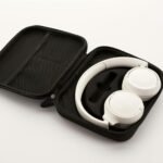 Para aumentar o conforto em viagens longas, os melhores acessórios são almofadas de pescoço ergonômicas, máscaras de dormir,