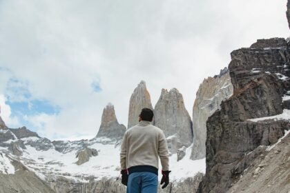 Para escalar montanhas na Patagônia Argentina, os destinos mais renomados incluem El Chaltén (com picos como Fitz Roy e Cerro