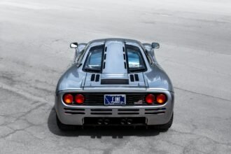 Para os carros mais rápidos do mundo (produção em série), a lista é dominada por hipercarros que combinam engenharia de ponta