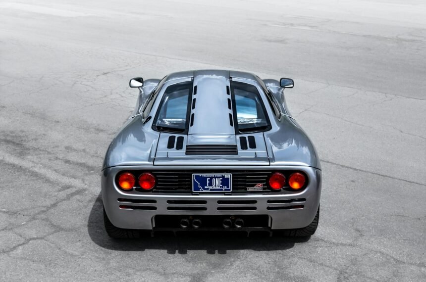 Para os carros mais rápidos do mundo (produção em série), a lista é dominada por hipercarros que combinam engenharia de ponta