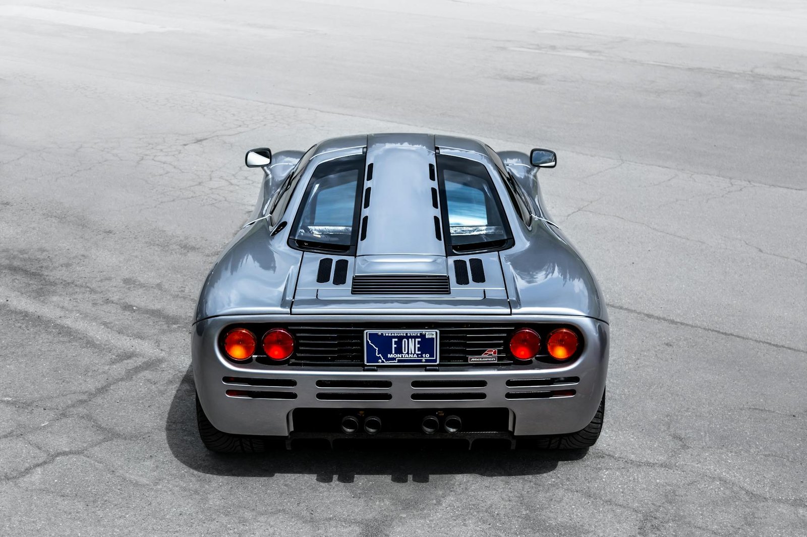 Para os carros mais rápidos do mundo (produção em série), a lista é dominada por hipercarros que combinam engenharia de ponta