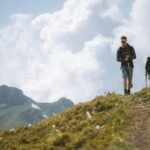 Para a preparação física para trilhas longas de montanha, é essencial focar em resistência cardiovascular, força muscular (es