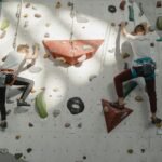 Para a primeira escalada em rocha para iniciantes, é fundamental buscar orientação profissional e priorizar a segurança. Come