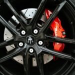 Para Rodas de liga leve vs. rodas de aço: comparativo, as rodas de liga leve oferecem menor peso, melhor estética e dissipaçã