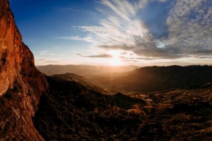 Para um roteiro de 5 dias na Serra da Mantiqueira, planeje explorar cidades como Campos do Jordão, Monte Verde e São Bento do