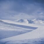 Para vestuário térmico para montanhismo em baixas temperaturas, é crucial escolher camadas de base que retenham calor, transp